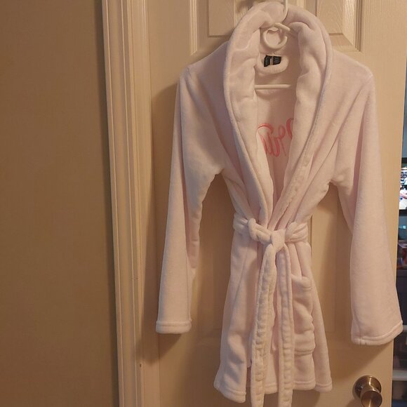 NWOT Cynthia Rowley White Bride Bridal Wedding Short Plush Robe Size Medium - Picture 1 of 4
